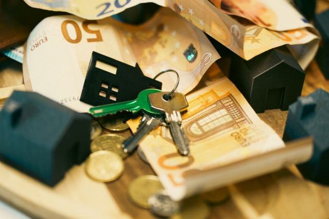 Clés et plan de financement posés sur une table